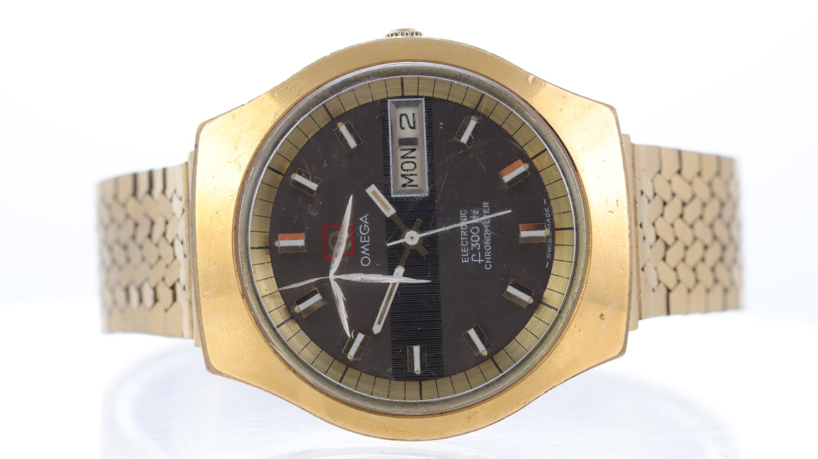 Omega Geneve F300 Hz Electronic Ref 198.020 Circa 1970: Brand: Omega Model Name: Geneve F300 Hz Electronic Reference: 198.020 Movement type: Quartz Movement calibre: Omega 1260 Year: Circa 1970 Dial shape: Circular Dial colour: Grey Dial features: Brushed