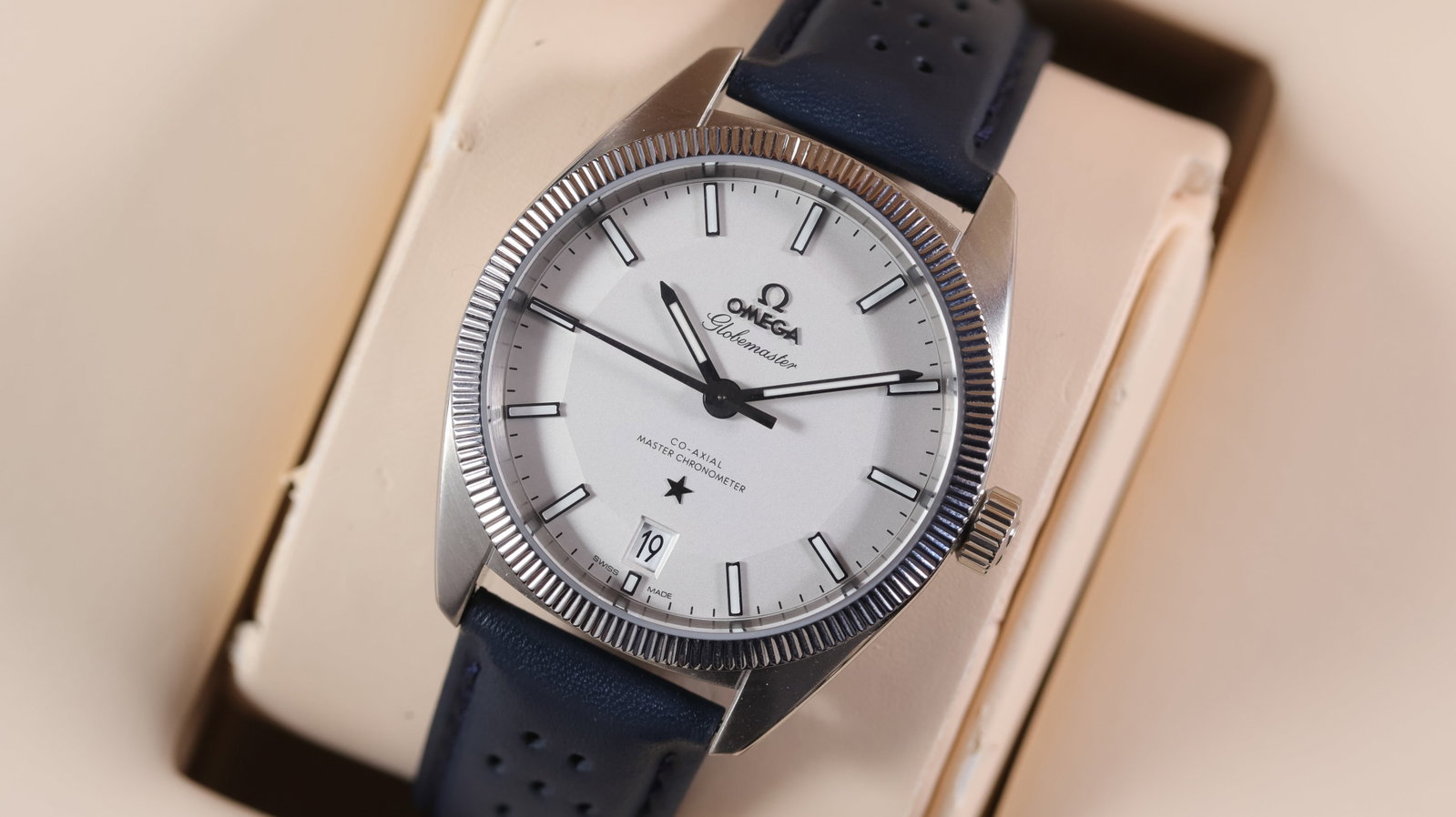 Omega Constellation Globemaster Ref 130.33.39.21.02.001 with Box: Brand: Omega Model Name: Constellation Globemaster Reference: 130.33.39.21.02.001 Movement type: Automatic Movement calibre: Omega 8900 Movement features: Co-Axial Master Chronometer Box: Full Box