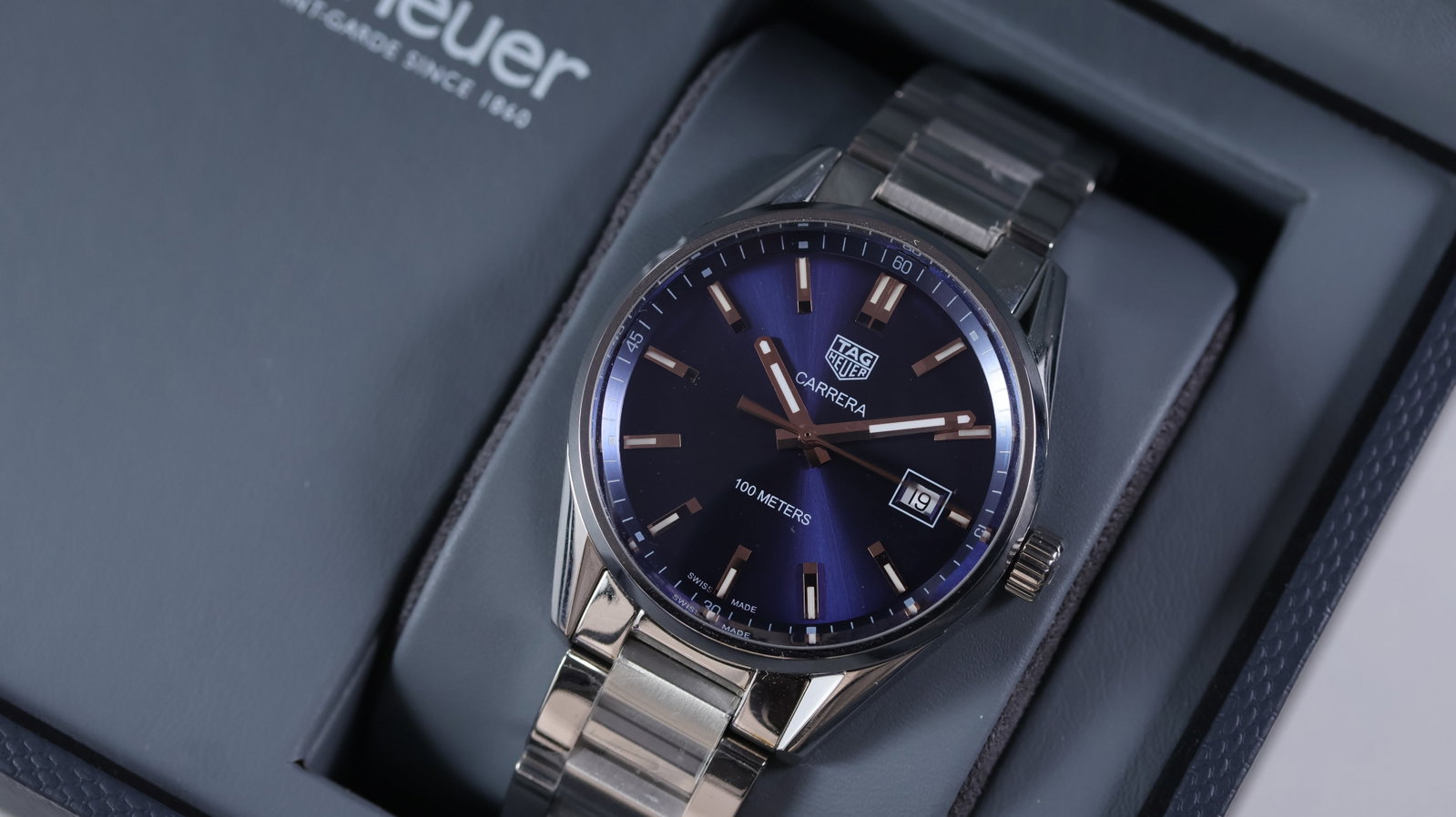 Tag Heuer Carrera Quartz Ref WAR1112 with Box and Papers 2019: Brand: Tag Heuer Model Name: Carrera Reference: WAR1112 Movement type: Quartz Year: 2019 Box: Full Box Papers: Full Set Papers Dial shape: Circular Dial colour: Blue Dial features: Sunburst blue, with