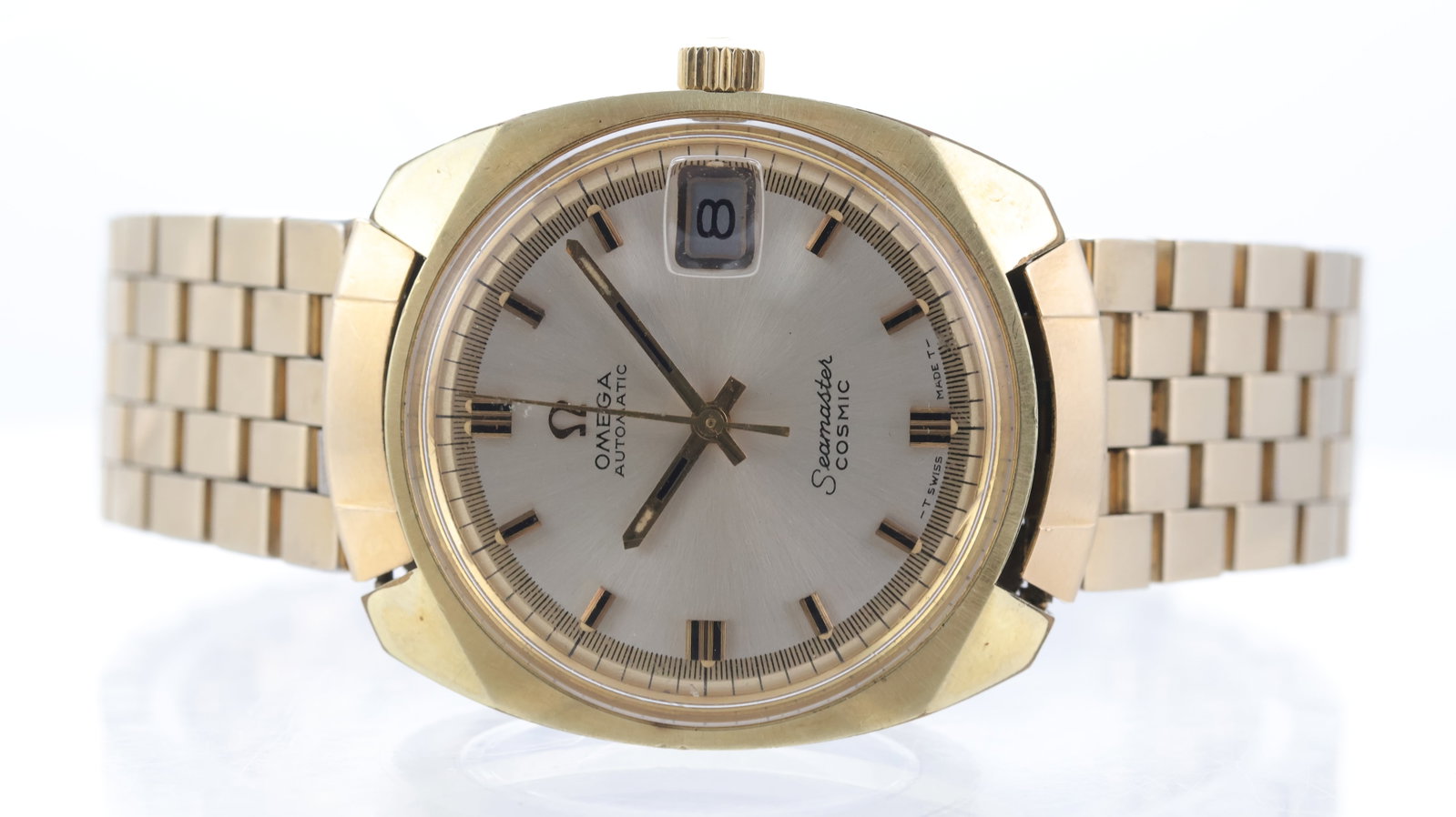 Omega Seamaster Cosmic Ref 166.022 Circa 1960's: Brand: Omega Model Name: Seamaster Cosmic Reference: 166022 Movement type: Automatic Year: Circa 1960's Dial shape: Circular Dial colour: Silver Dial features: Baton hour markers, date aperture at 3 o
