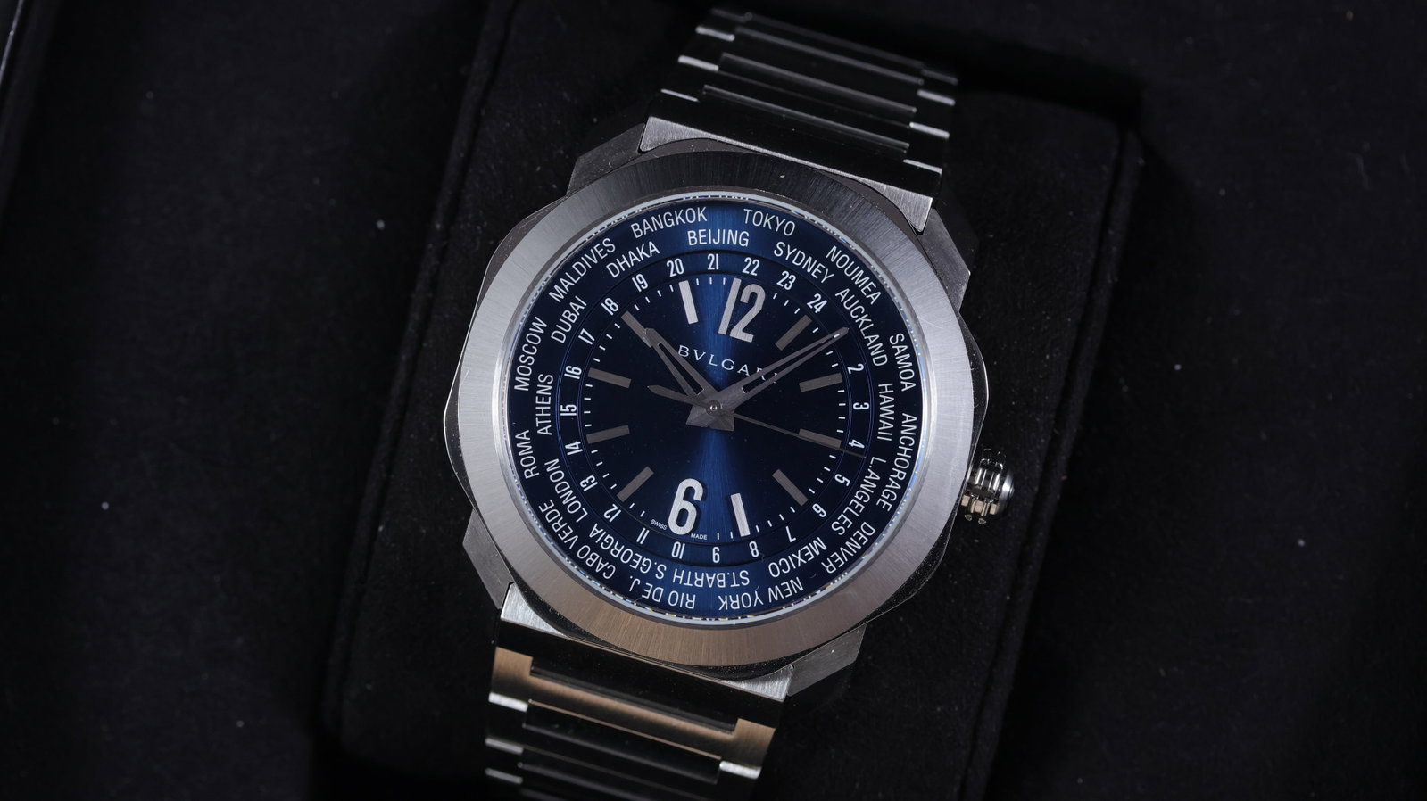 Bulgari Octo Roma Ref 103481 with Box and Papers 2023: Brand: Bulgari Model Name: Octo Roma Reference: 103481 Movement type: Automatic Movement calibre: Bulgari BVL257 Year: 2023 Box: Full Box Papers: Warranty Papers Dial shape: Circular Dial colour: Blue
