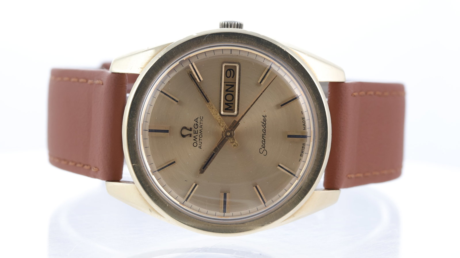 Omega Seamaster Day Date Ref 166.032 Circa 1968: Brand: Omega Model Name: Seamaster Reference: 166.032 Movement type: Automatic Movement calibre: Omega 752 Year: Circa 1968 Dial shape: Circular Dial colour: Champagne Dial features: Onyx baton hour m