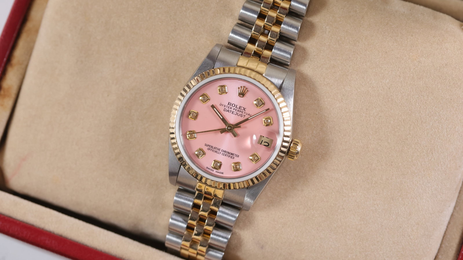 Rolex Datejust 31 Ref 68273 with Box and Papers 1994: Brand: Rolex Model Name: Datejust 31 Reference: 68273 Movement type: Automatic Movement calibre: Rolex 2135 Year: 1994 Box: Full Box Papers: Full Set Papers Dial shape: Circular Dial colour: Pink Dial