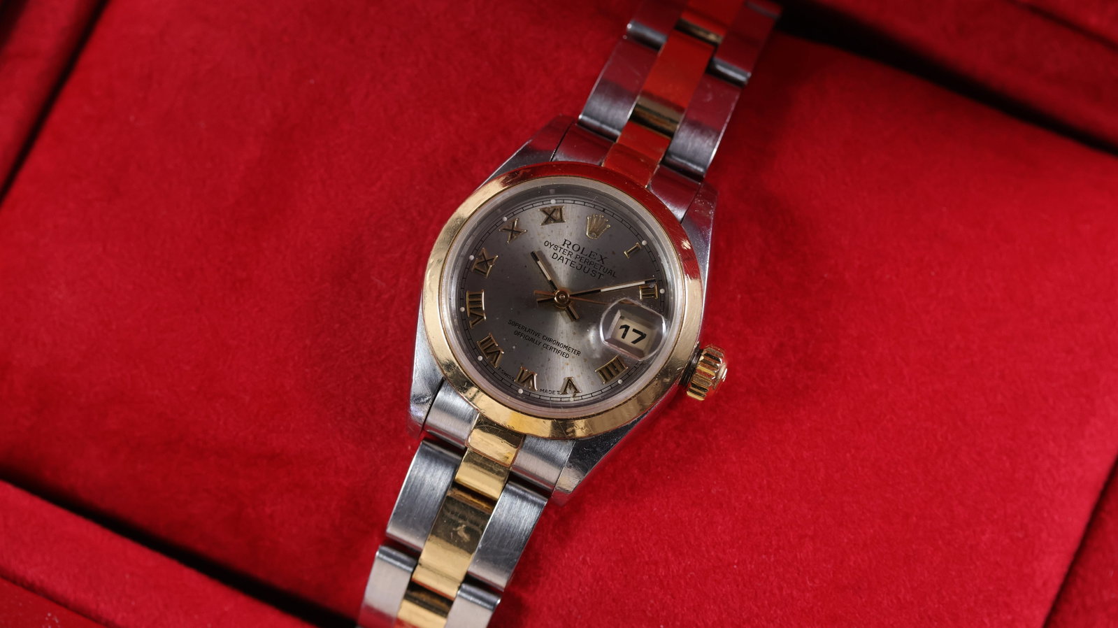 Ladie Rolex Datejust 26 Ref 69163 with Box and Papers 1997: Brand: Rolex Model Name: Datejust 26 Reference: 69163 Movement type: Automatic Movement calibre: Rolex 2135 Year: 1997 Box: Inner and outer box Papers: Guarantee Papers Dial shape: Circular Dial colou
