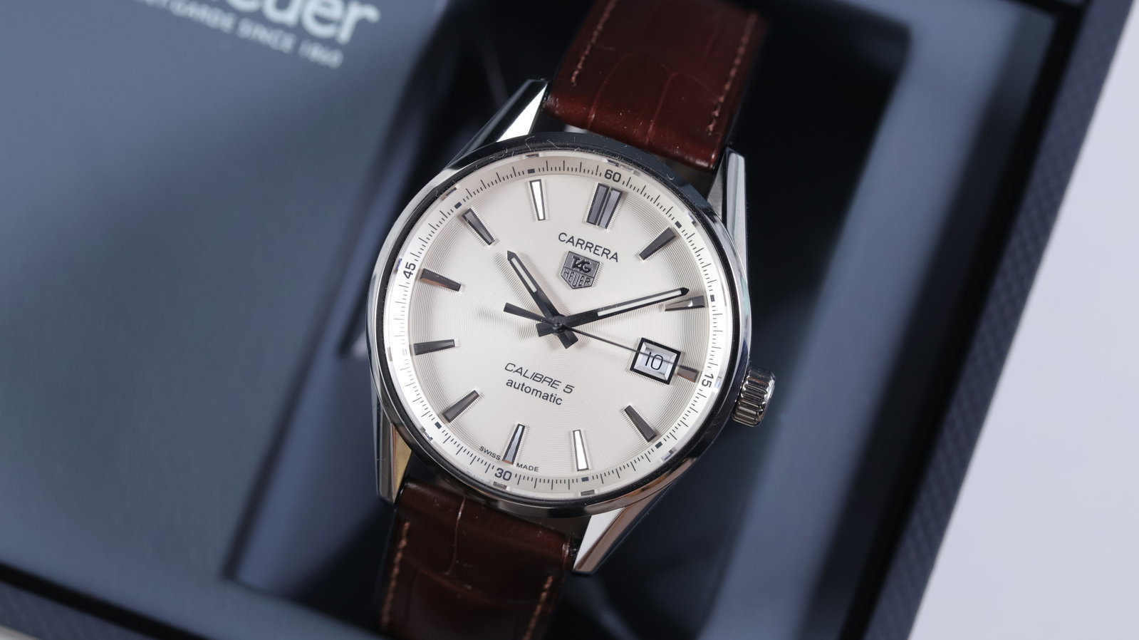 Tag Heuer Carrera Ref WAR211B-3 With Box: Brand: Tag Heuer Model Name: Carrera Reference: WAR211B-3 Movement type: Automatic Movement calibre: Tag Heuer 5 Dial shape: Circular Dial colour: Cream Dial features: Applied baton hour markers, quic