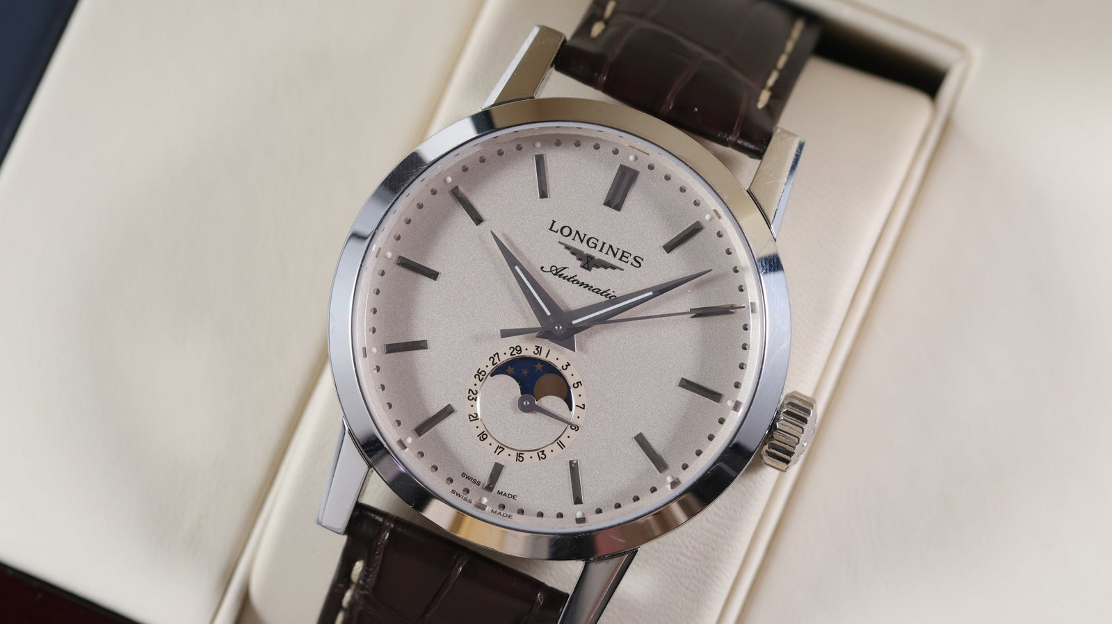 Longines Heritage Calendar Moonphase Automatic Ref L4.826.4 with Box: Brand: Longines Model Name: Heritage Reference: L4.826.4 Movement type: Automatic Movement calibre: Longines L.899.5 Box: inner box Dial shape: Circular Dial colour: Silver Dial features: Applied, fac