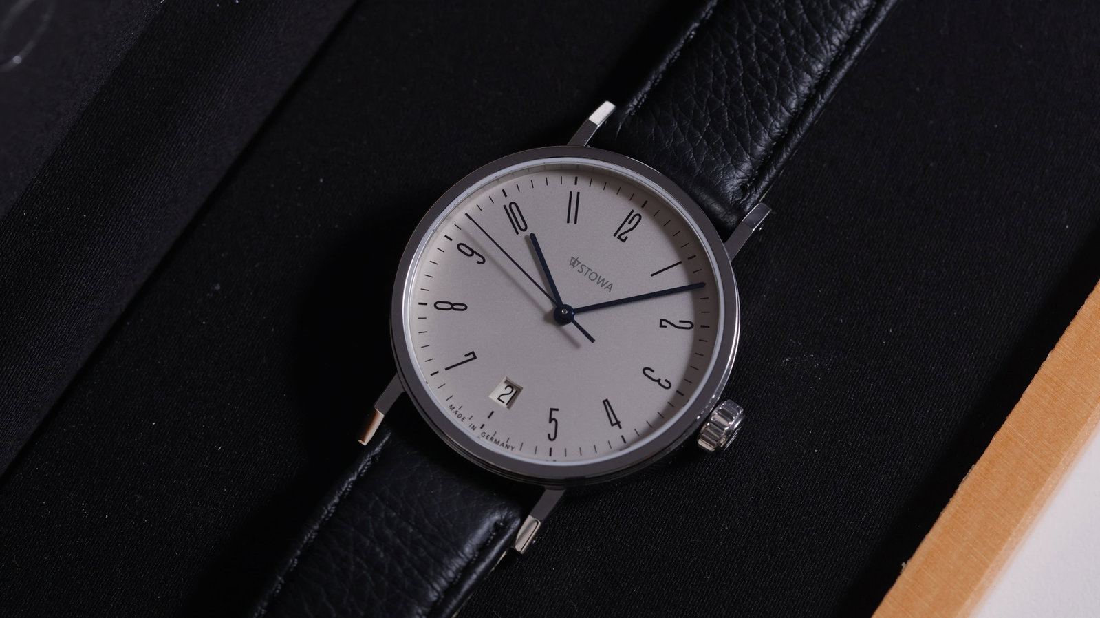 Stowa Antea Classic 365 with Box and Papers 2025: Brand: Stowa Model Name: Antea Classic 365 Movement type: Automatic Movement calibre: Sellita SW 200-1 Year: 2025 Box: Full Box Papers: Guarantee Papers Dial shape: Circular Dial colour: Silver Dial f