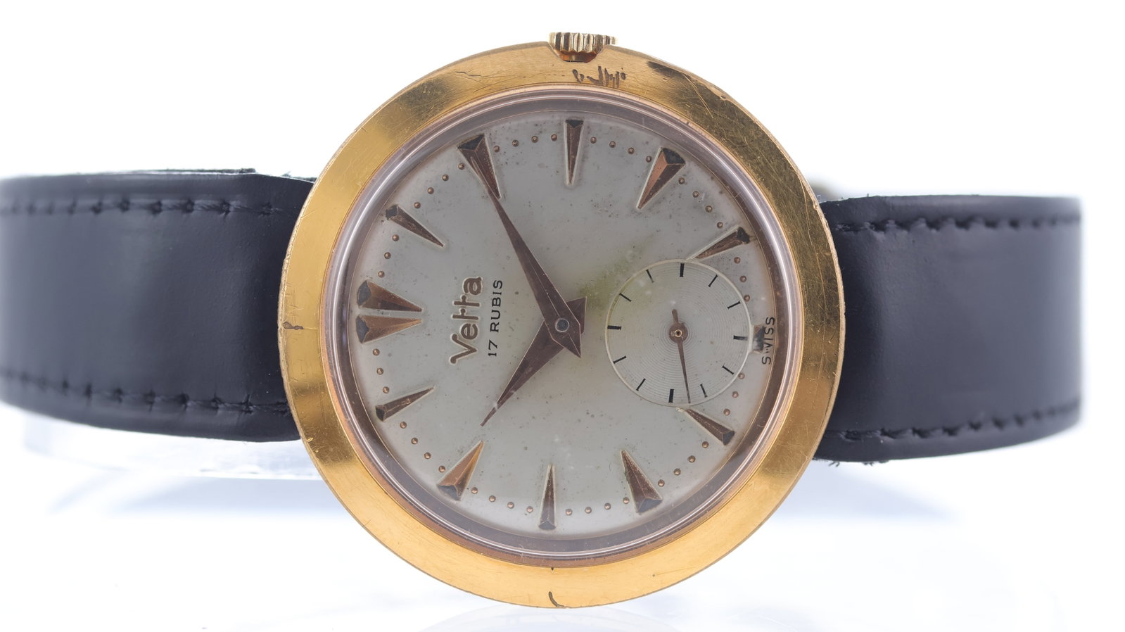 *To Be Sold Without Reserve* Vetta 'Disco Volante' Ref 4528 Circa 1960's: Brand: Vetta Model Name: 'Disco Volante' Reference: 4528 Movement type: Manual Wind Movement calibre: Vetta 210 Year: Circa 1960's Dial shape: Circular Dial colour: Cream Dial features: Patina dial wi