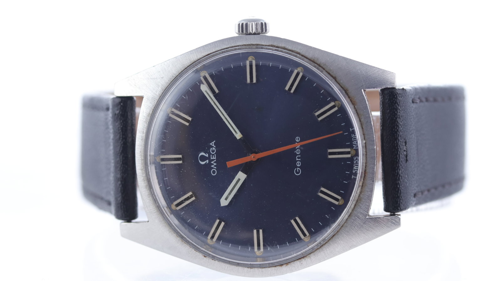 Vintage Omega Geneve Manual Wind Ref 135.041 1969: Brand: Omega Model Name: Geneve Reference: 135.041 Movement type: Manual Wind Movement calibre: Omega 601 Year: 1969 Dial shape: Circular Dial colour: Blue Dial features: Sunburst dial. Baton hour mar