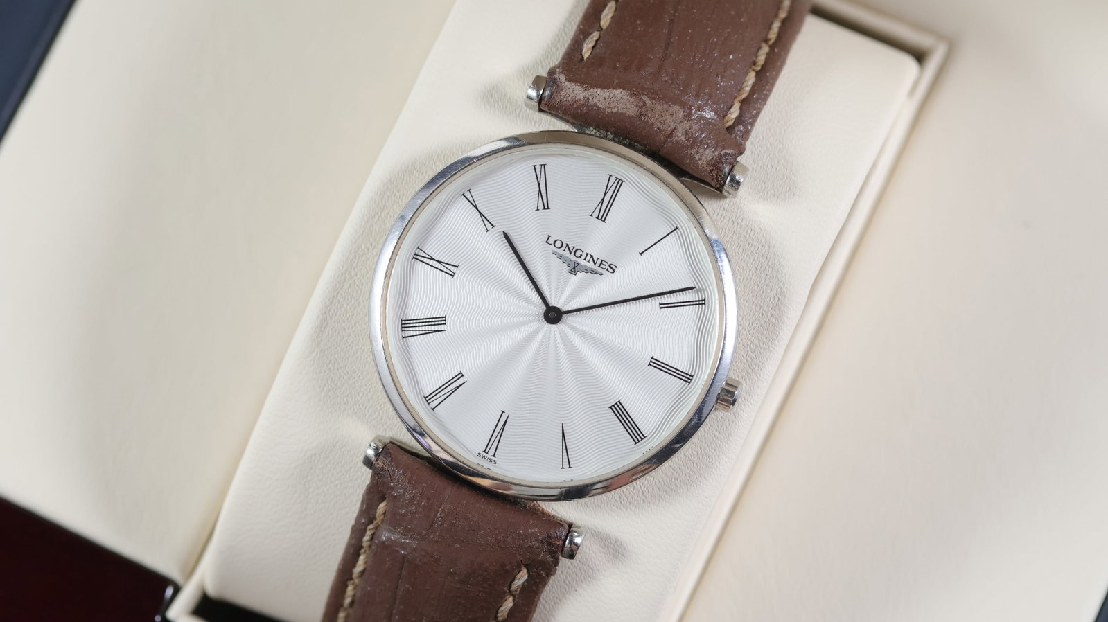 Longines Les Grande Classique Quartz Ref L4.709.4 with Box and Papers 2017: Brand: Longines Model Name: Les Grande Classique Reference: L4.709.4 Movement type: Quartz Year: 2017 Box: inner box Papers: Guarantee Card Dial shape: Circular Dial colour: Silver Dial features: Guil