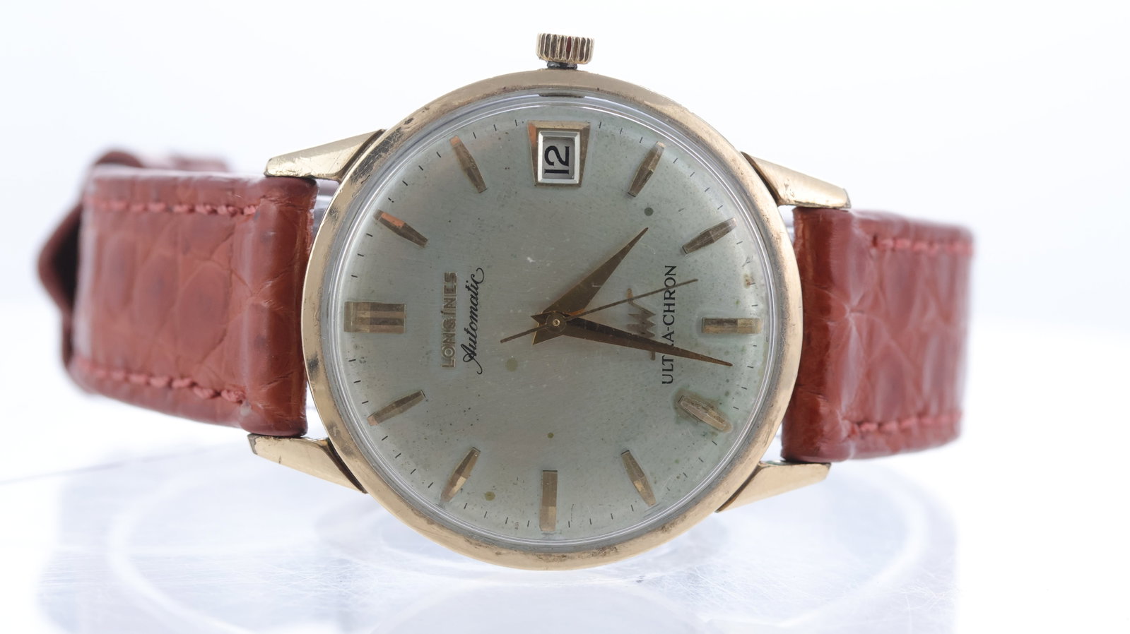*To Be Sold Without Reserve* Longines Ultra-Chron Automatic: Brand: Longines Model Name: Ultra-Chron Movement type: Automatic Dial shape: Circular Dial colour: Silver Patina Dial features: Applied baton hour markers. Date aperture at 3 o'clock. Case size: 34mm 