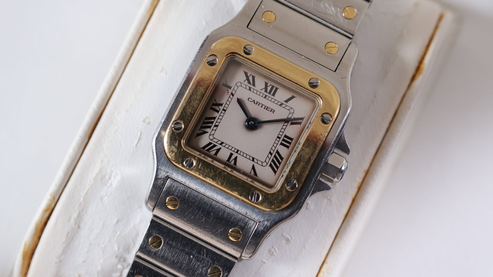 Cartier Santos Galbee Ref 1567 with Box and Papers 1997: Brand: Cartier Model Name: Santos Galbee Reference: 1567 Movement type: Quartz Movement calibre: Cartier 157 Year: 1997 Box: inner box Box features: Red Cartier box Papers: Guarantee Papers & Booklets