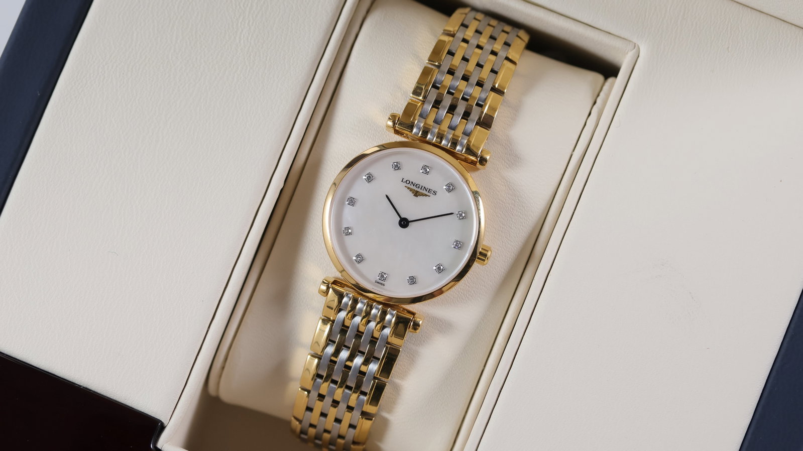 Longines La Grande Classique Ref L4.209.2.87.7 with Box and Papers 2024: Brand: Longines Model Name: La Grande Classique Reference: L4.209.2.87.7 Movement type: Quartz Year: 2024 Box: Full Box Papers: Full Set Papers Dial shape: Circular Dial colour: White Dial features: M
