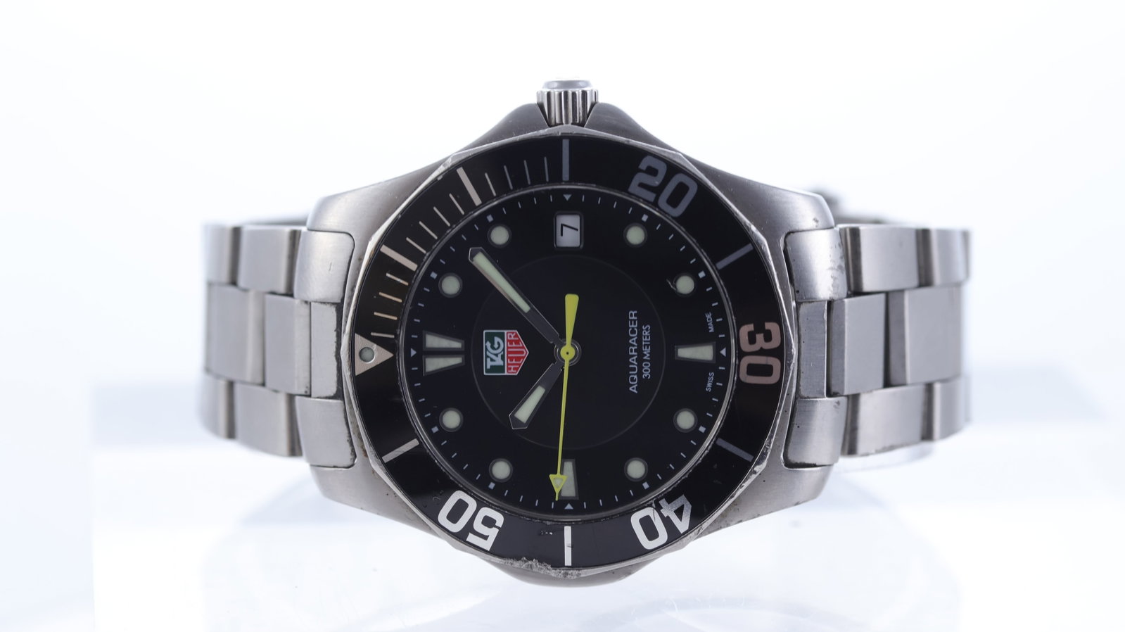 Tag Heuer Aquaracer Quartz Ref WAB1110: Brand: Tag Heuer Model Name: Aquaracer Reference: WAB1110 Movement type: Quartz Dial shape: Circular Dial colour: Black Dial features: Yellow centre seconds hand. Applied hour markers with lume insert