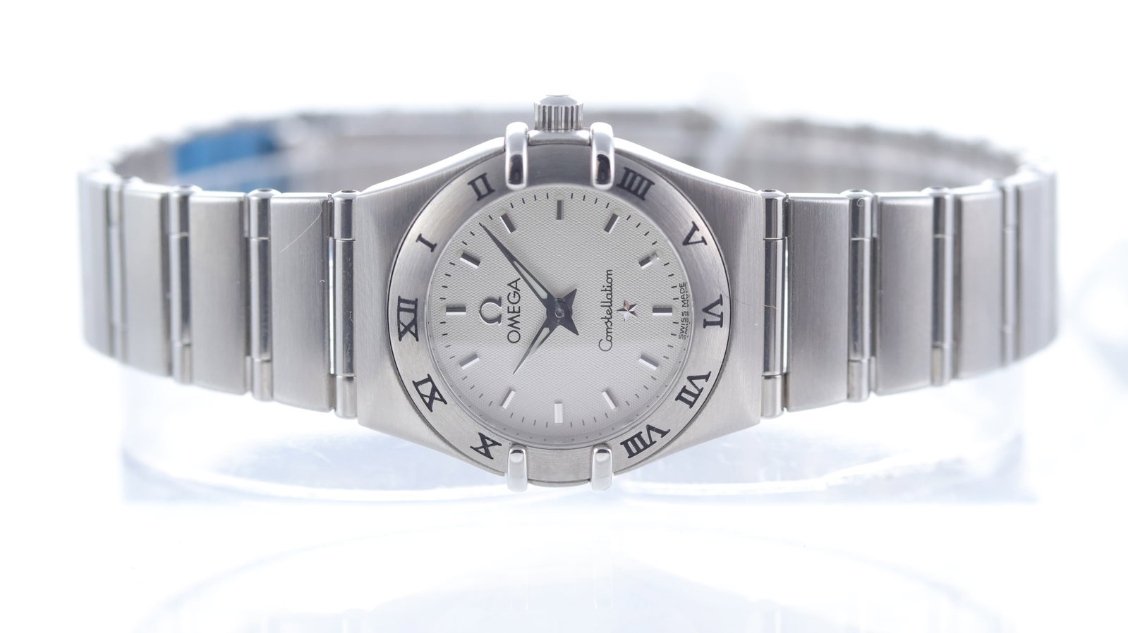Ladies Omega Constellation Quartz: Brand: Omega Model Name: Constellation Movement type: Quartz Dial shape: Circular Dial colour: Silver Dial features: Baton hour markers Bezel: Fixed Roman numeral bezel Case size: 23mm Case material: 