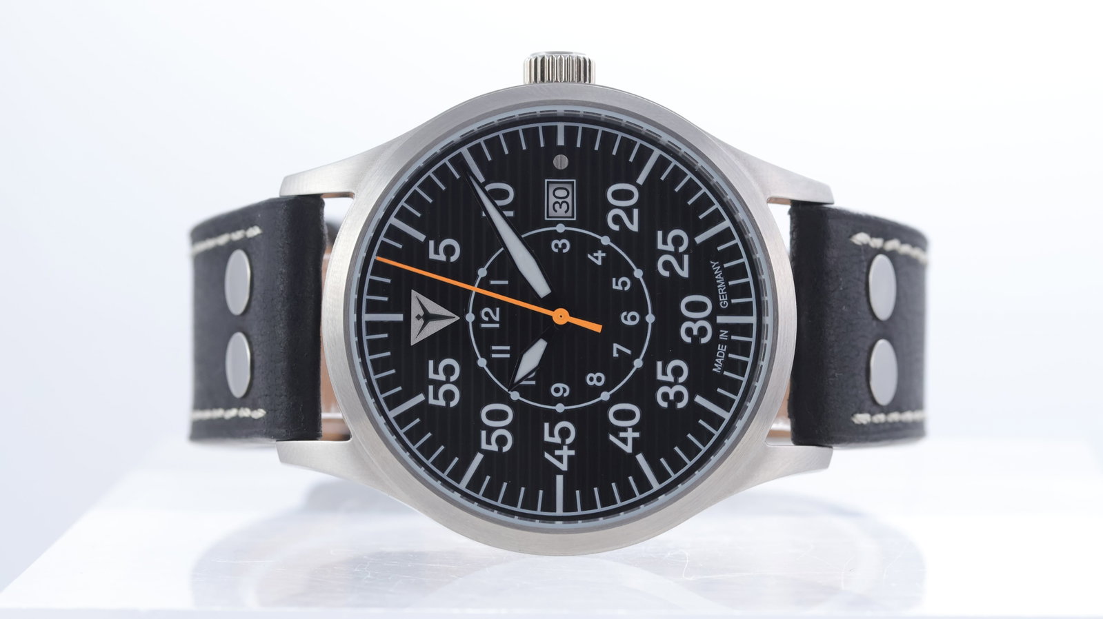 Junkers Baumuster Ref 952010 with Box and Papers 2026: Brand: Junkers Model Name: Baumuster Reference: 952010 Movement type: Automatic Movement features: Seiko NH35A Year: 2026 Box: Full Box Papers: Full Set Paper
