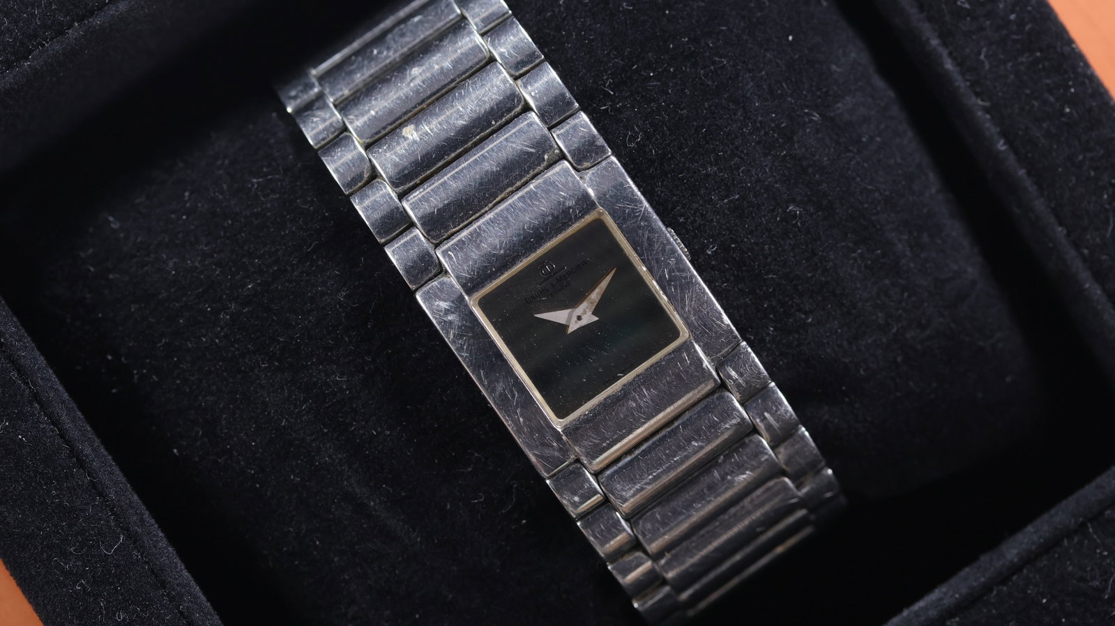 Baume & Mercier Catwalk Ref MV045219 with Box: Brand: Baume & Mercier Model Name: Catwalk Reference: MV045219 Movement type: Quartz Box: inner box Dial shape: Square Dial colour: Silver Dial features: Mirror effect dial. Case size: 21 Case materia