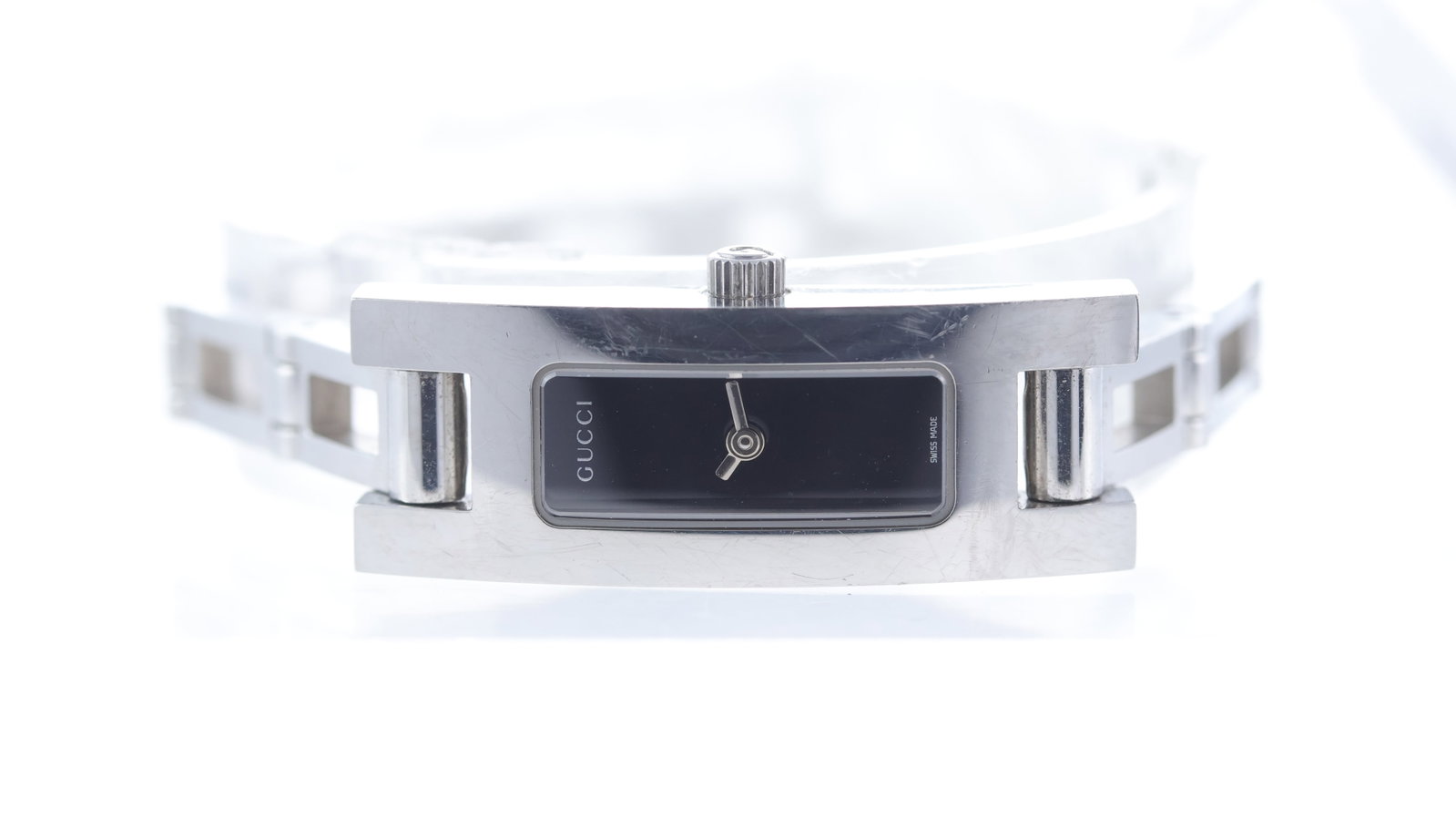 Ladies Gucci Quartz Ref 3900L: Brand: Gucci Model Name: Quartz Reference: 3900L Movement type: Quartz Dial shape: Rectangular Dial colour: Black Dial features: Silver hands Case size: 12mm<
