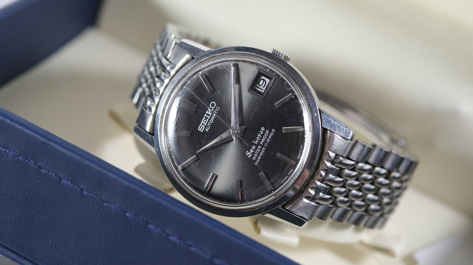 Seiko Seahorse Ref 7625-8031 with Box Circa 1967: Brand: Seiko Model Name: Seahorse Reference: 7625-8031 Movement type: Automatic Year: Circa 1967 Dial shape: Circular Dial colour: Dark grey Dial features: Sunburst dial with baton hour markers, date 