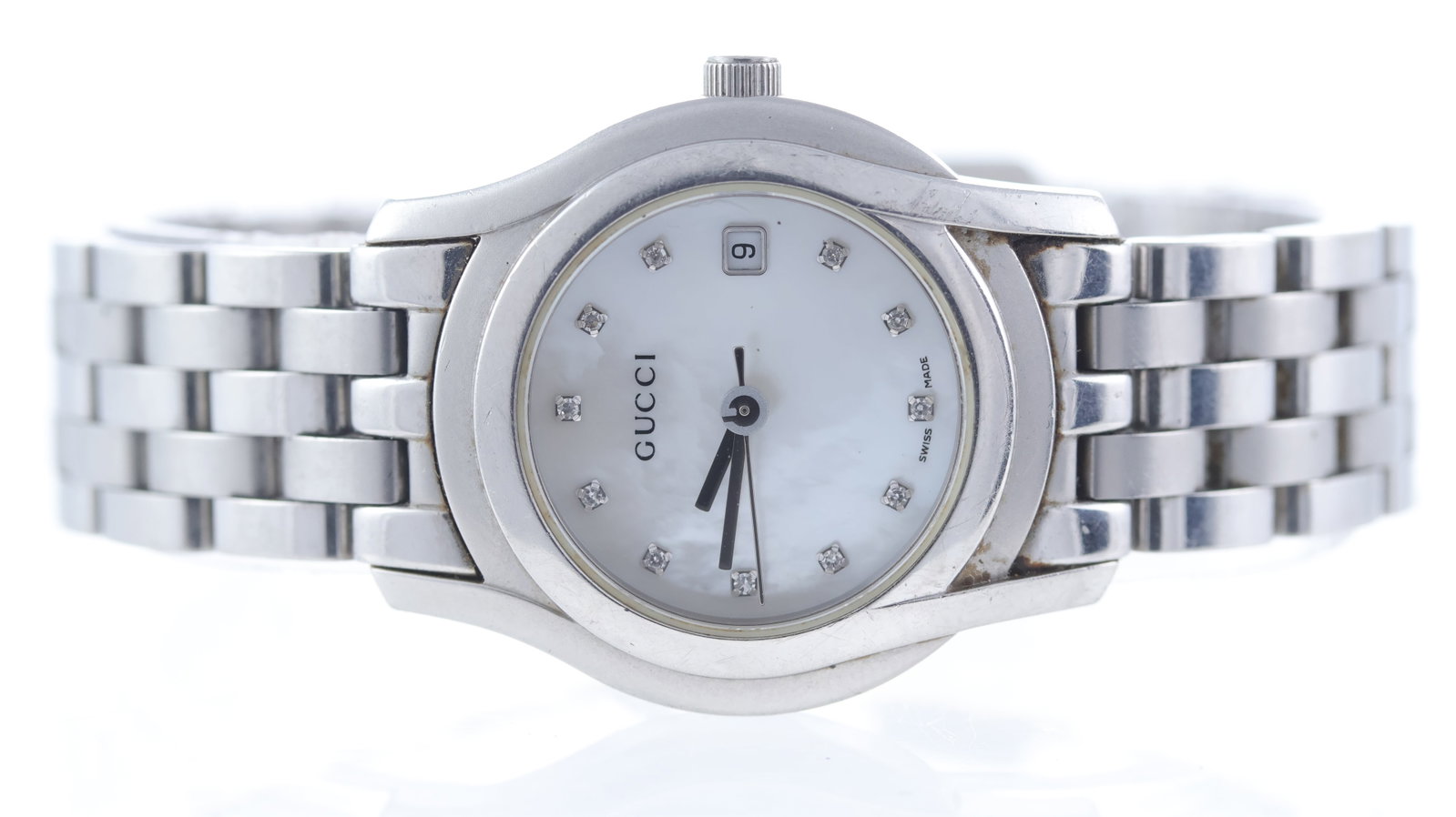 Ladies Gucci Quartz Ref 5500L: Brand: Gucci Model Name: Quartz Reference: 5500L Movement type: Quartz Dial shape: Circular Dial colour: Mother of Pearl Dial features: Silver hands with dot stone hour m