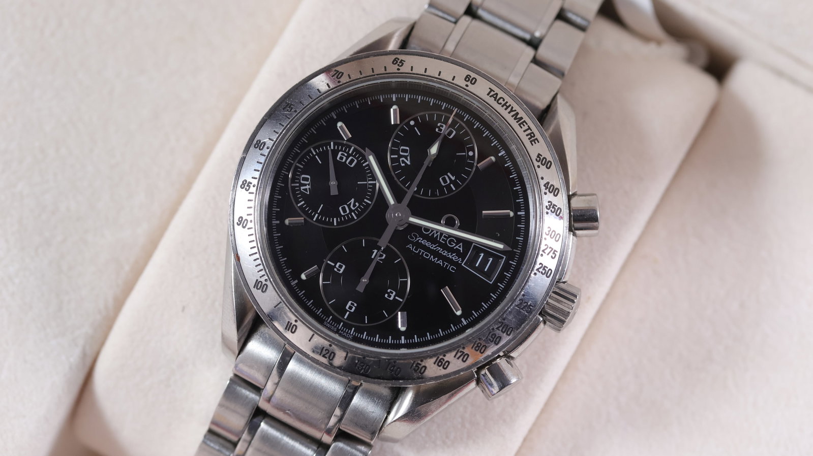 Omega Speedmaster Ref 3513.50.00 with Box and Papers 2005: Brand: OmegaModel Name: SpeedmasterReference: 3513.50.00Movement type: AutomaticMovement calibre: Omega 1152Year: 2005Box: Full BoxPapers: Full Set PapersDial shape: CircularDial colour: BlackDial fea