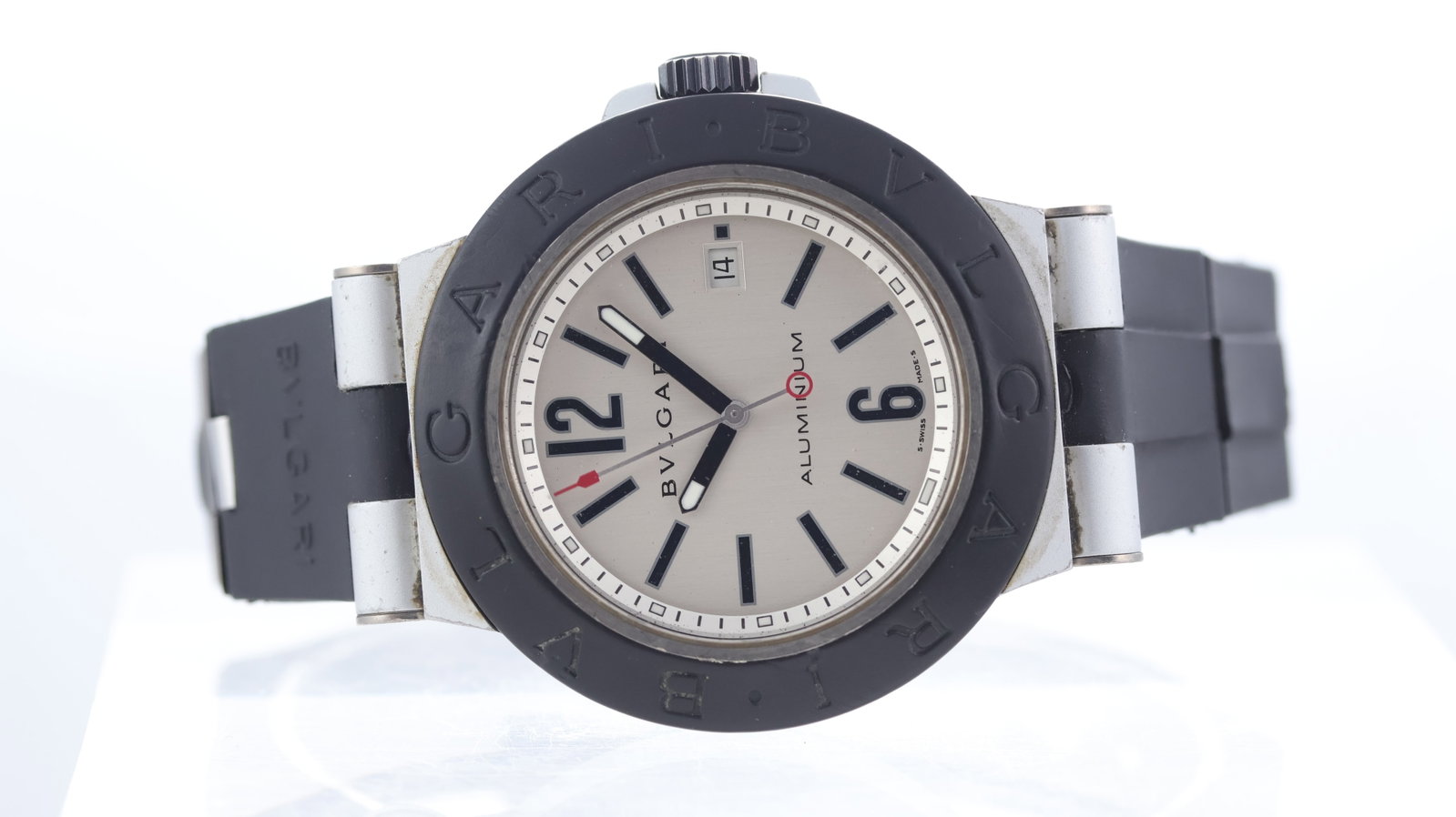 Bulgari Diagono Aluminium Ref AL 44 TA: Brand: BulgariModel Name: Diagono AluminiumReference: AL 44 TAMovement type: AutomaticDial shape: CircularDial colour: SilverDial features: Black baton hour markers, date apertureBezel: Black Bvlgari 