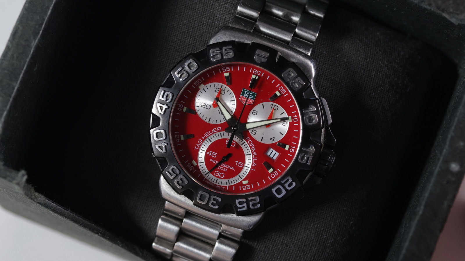 Tag Heuer Formula 1 Ref CAH1112 with Box and Papers 2008: Brand: Tag HeuerModel Name: Formula 1Reference: CAH1112Movement type: QuartzYear: 2008Box: Service boxBox features: Box is in poor condition.Papers: Guarantee Papers & BookletsDial shape: CircularDial