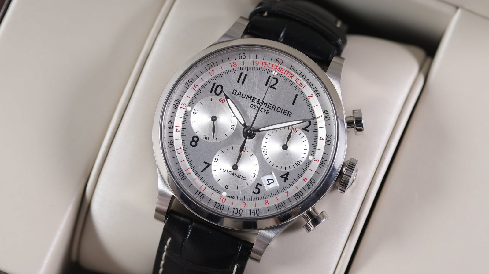 Baume & Mercier Capeland Ref 65687 with Box and Papers 2018: Brand: Baume & MercierModel Name: CapelandReference: 65687Movement type: AutomaticYear: 2018Box: Full BoxPapers: Guarantee PapersDial shape: CircularDial colour: SilverDial features: Arabic numerals, 