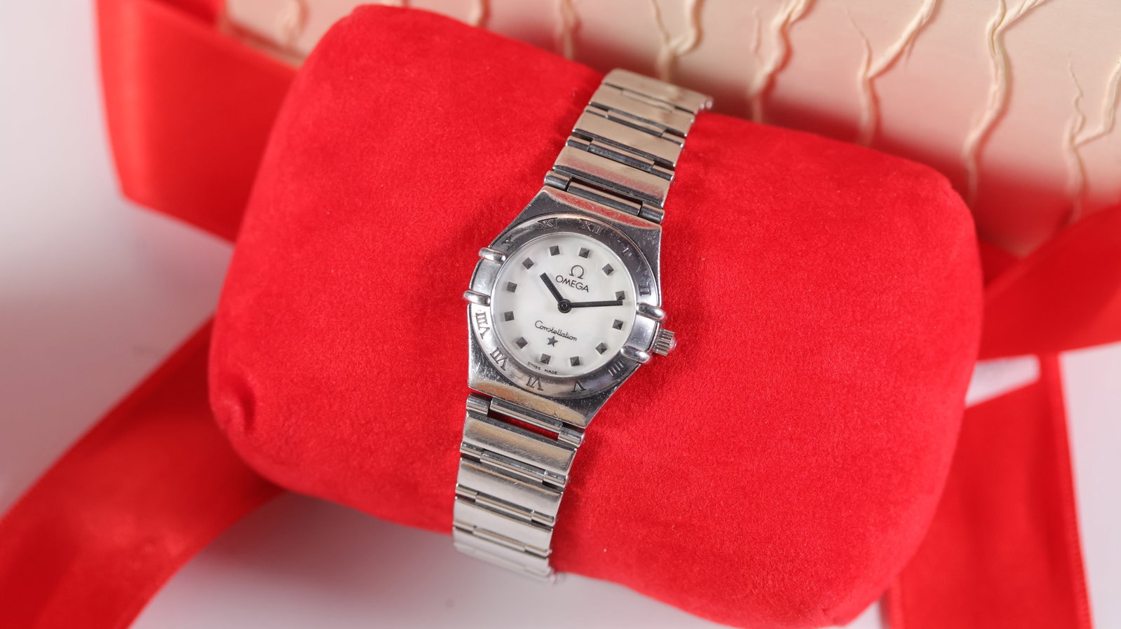 Ladies Omega Constellation 'My Choice' Ref 795.1243 with Box: Brand: OmegaModel Name: Constellation 'My Choice'Reference: 795.1243Movement type: QuartzMovement calibre: Omega 1456Box: inner boxDial shape: CircularDial colour: Mother of PearlDial features: Applie
