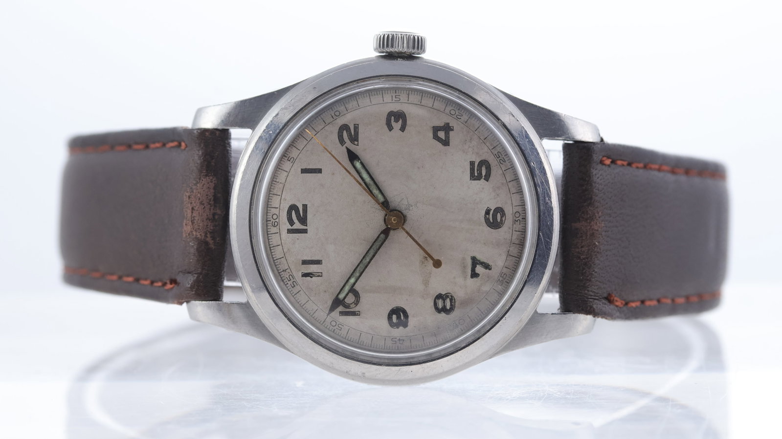 Vintage Tavannes Military Style Dress Watch Ref 9789-6364 Circa 1940's: Brand: TavannesModel Name: Military Style Dress WatchReference: 9789-6364Movement type: Manual WindMovement features: Tavennes signed movementYear: Circa 1940'sDial shape: CircularDial colour: SilverD