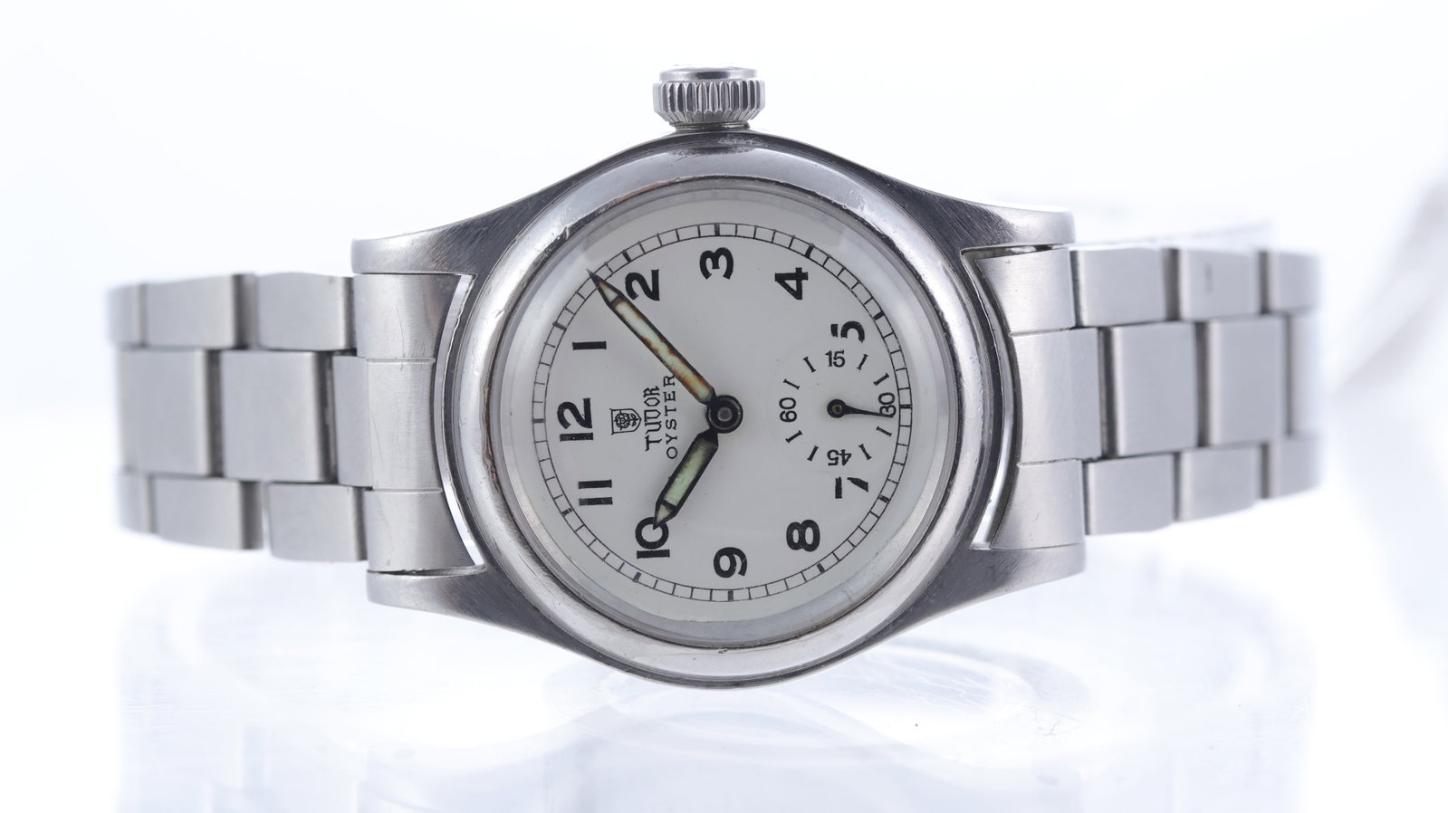 Vintage Tudor Oyster Ref 4220 Circa 1940's: Brand: Tudor Model Name: Oyster Reference: 4220 Movement type: Manual Wind Movement features: Unsigned 15 jewel movement Year: Circa 1940's Dial shape: Circular Dial colour: White Dial features: Arabi