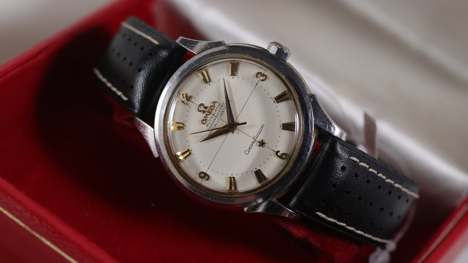 Vintage Omega Constellation Ref 2652-15 SC with Box 1954: Brand: OmegaModel Name: ConstellationReference: 2652-15 SCMovement type: Bumper AutomaticMovement calibre: Omega 354Year: 1954Box: Full BoxDial shape: CircularDial colour: CreamDial features: Applied 
