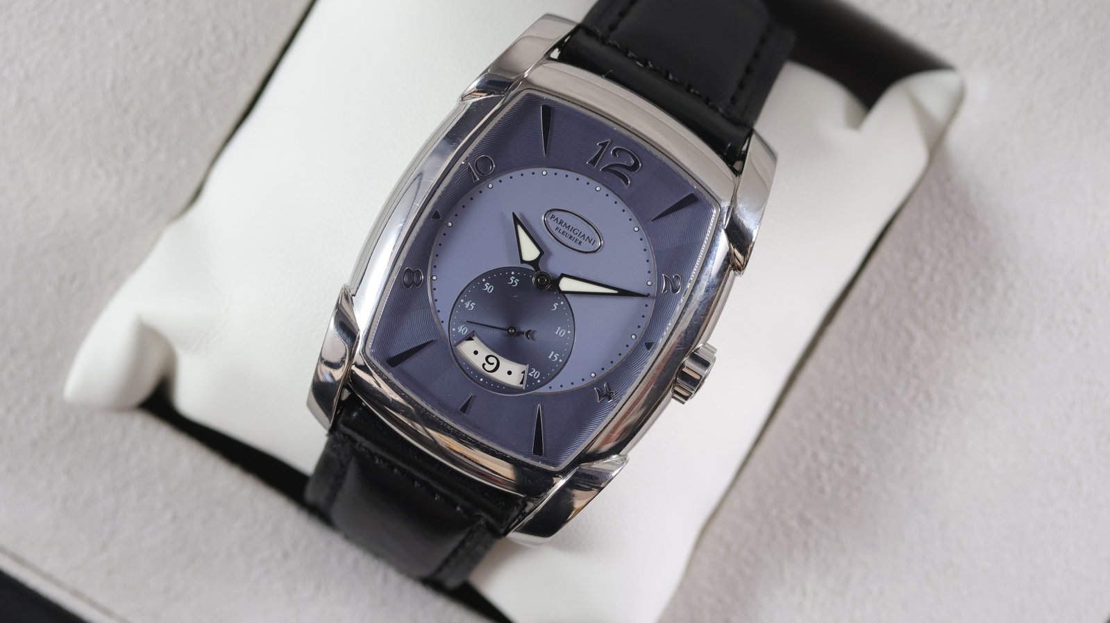 Parmigiani Fleurier Kalpa XL with Box and Papers 2011: Brand: Parmigiani FleurierModel Name: Kalpa XLMovement type: AutomaticMovement calibre: Parmigiani Fleurier PF331Year: 2011Box: Full BoxPapers: Guarantee PapersDial shape: RectangularDial colour: Ice 