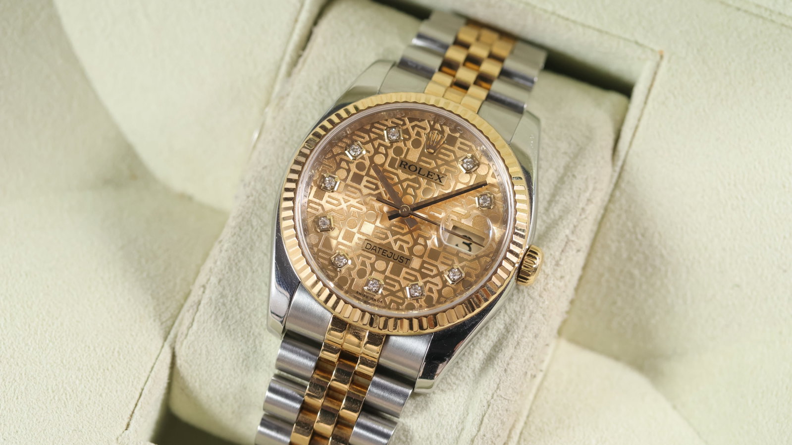 Rolex Datejust 36 Ref 116233 Diamond Jubilee Dial with Box and Papers 2011: Brand: RolexModel Name: Datejust 36Reference: 116233Movement type: AutomaticMovement calibre: Rolex 3135Year: 2011Box: inner boxPapers: Guarantee Papers & BookletsDial shape: CircularDial colour: Cham
