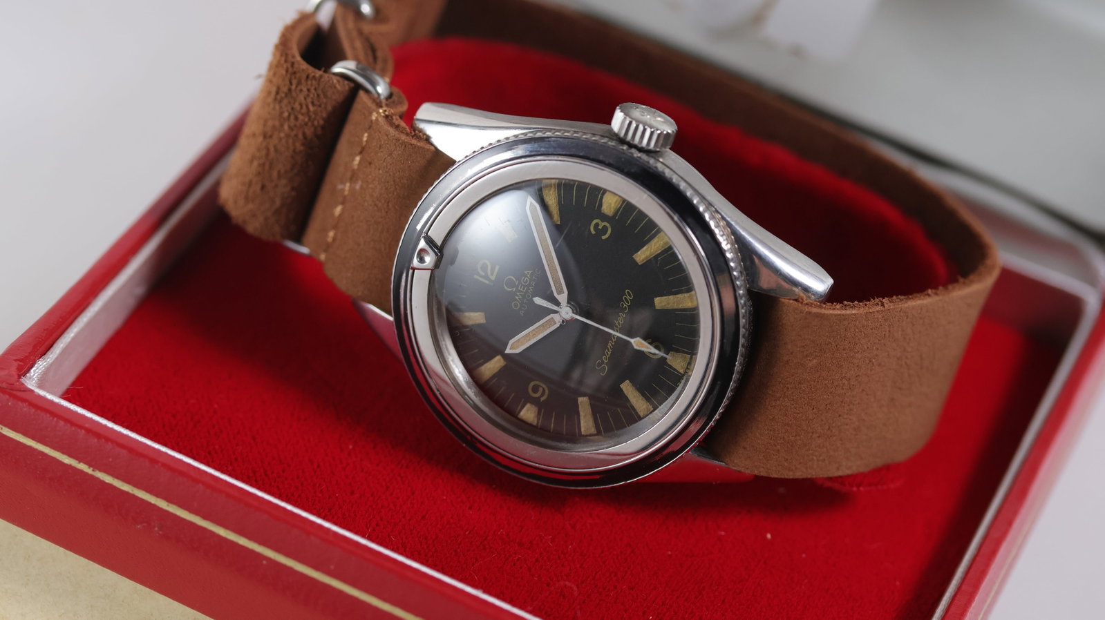 Vintage Omega Seamaster 300 Thin Bezel Ref 165.014 with Box and Papers 1965: Brand: OmegaModel Name: Seamaster 300Reference: 165.014Movement type: AutomaticMovement calibre: Omega 552Year: 1965Box: Full BoxPapers: Guarantee PapersDial shape: CircularDial colour: BlackDial feat