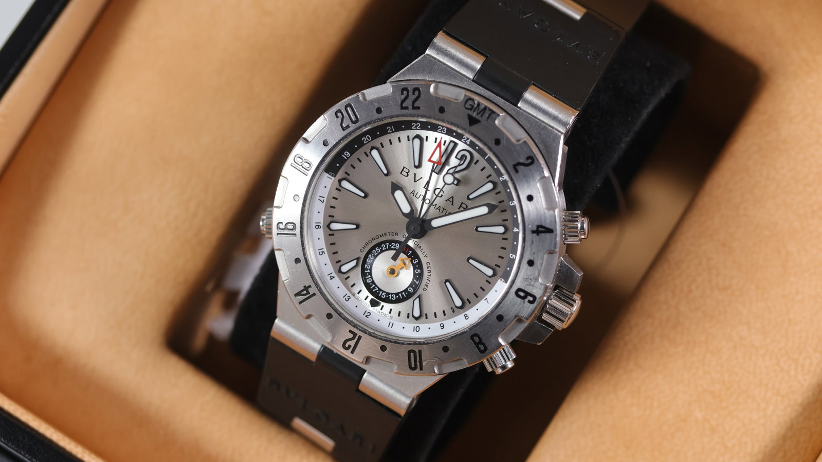 Bulgari Diagono GMT Automatic Ref GMT 40 S with Box and Papers 2005: Brand: BulgariModel Name: DiagonoReference: GMT 40 SMovement type: AutomaticYear: 2005Box: Inner and outer boxPapers: Guarantee Papers & BookletsDial shape: CircularDial colour: CircularDial features: