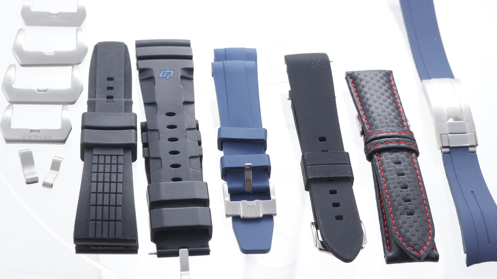 A Job Lot of Various Watch Straps. 20, 23 & 26mm.: *Sold as Seen* - A Job Lot of Various Watch Straps. 20, 23 & 26mm. 5x Rubber Straps, 1x Textile. Please contact us regarding further information.