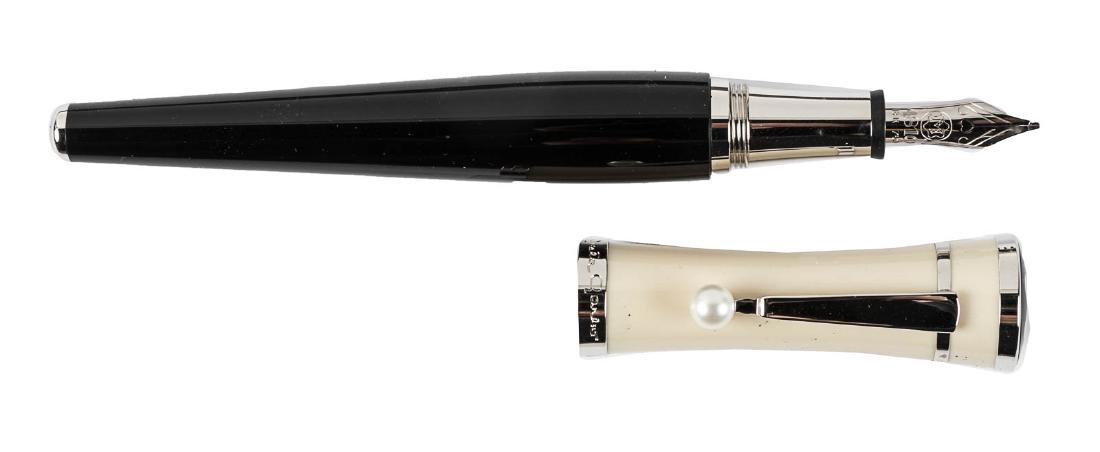 MONTBLANC Greta Garbo Special Edition Fountain Pen: Heading: Author: Montblanc Title: Greta Garbo Special Edition Fountain Pen Place Published: Germany Publisher: Date Published: 2005 Description: Homage to the Swedish-born
