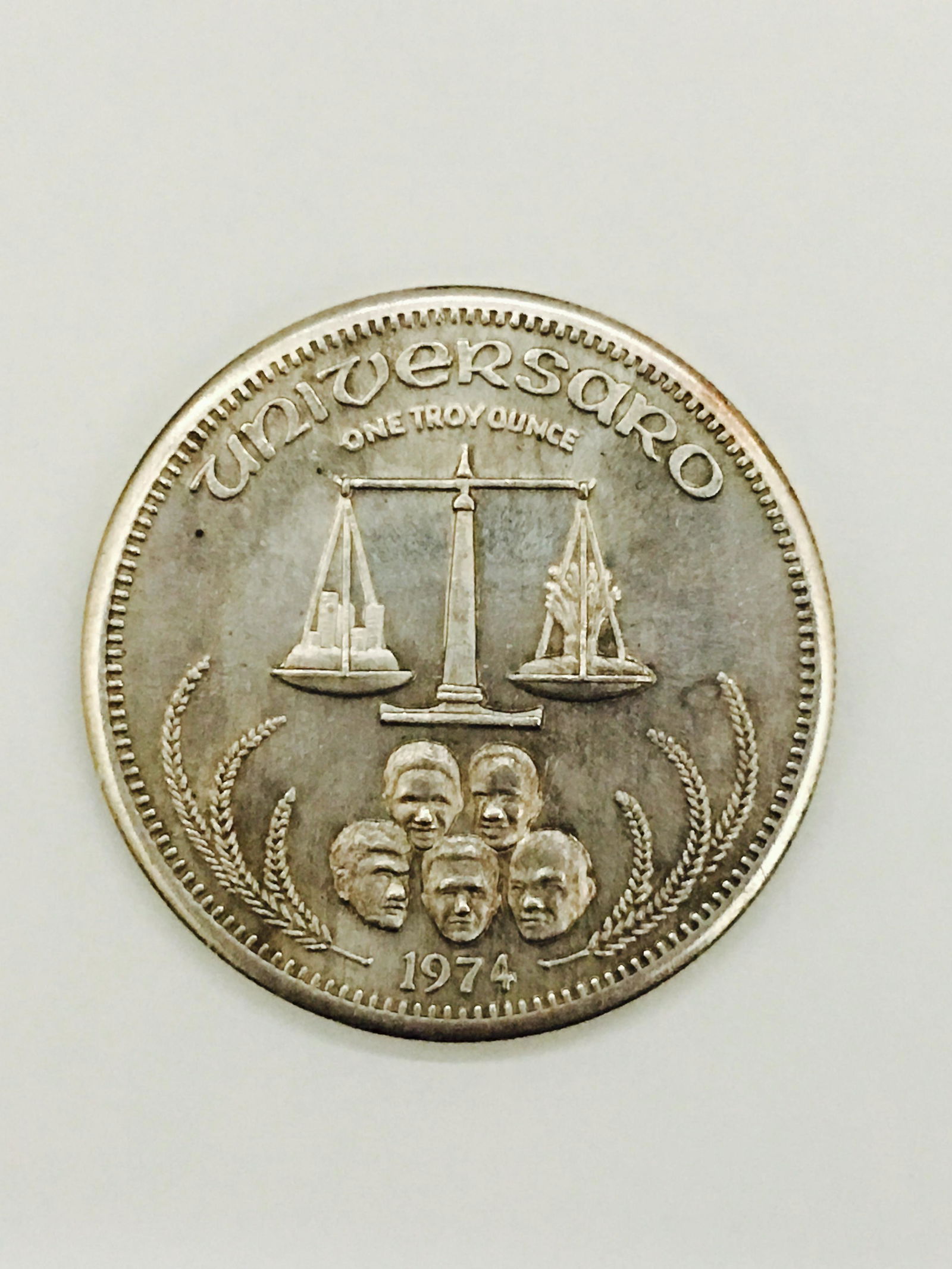 1974 Universaro Sterling Silver Coin. 1 Ounce. (1 of 2)