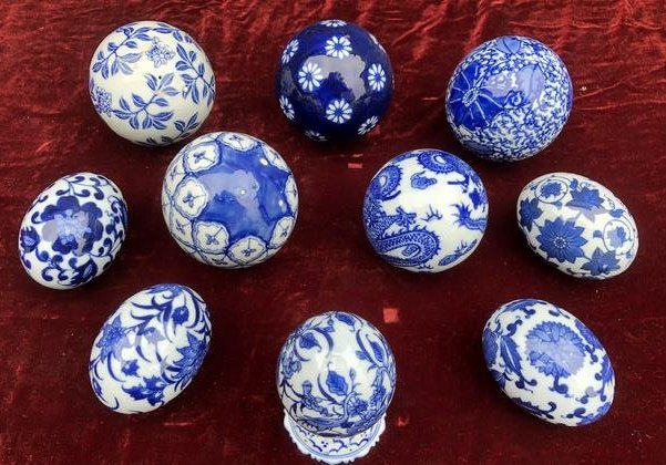 Lot of 11 ceramic blue and white balls and eggs: this lot contains 5 ceramic balls plus 6 ceramic eggs plus one ceramic stand all painted blue and white