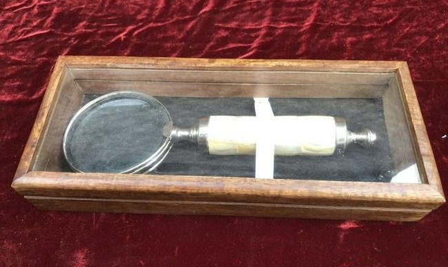 vintage mother of pearl magnifying glass in case: beautiful magnifying glass with mother of pearl handle in nice wooden and glass case