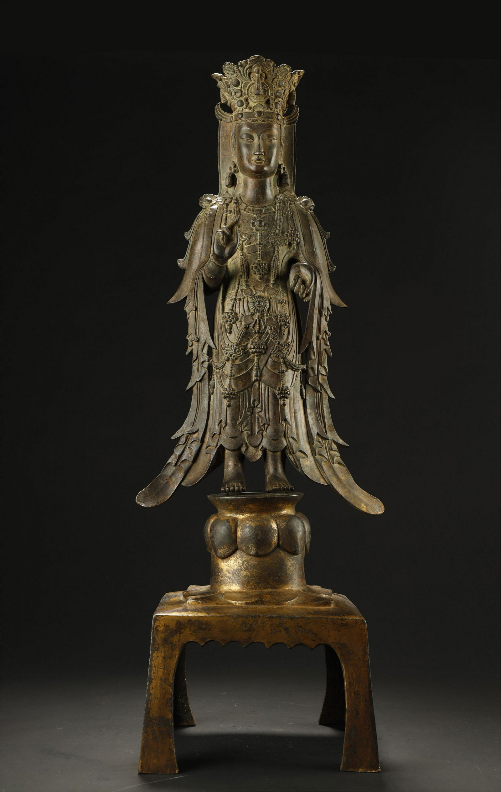 A EARLY GILT BRONZE FIGUER OF STANDING GUANYING (1 of 12)