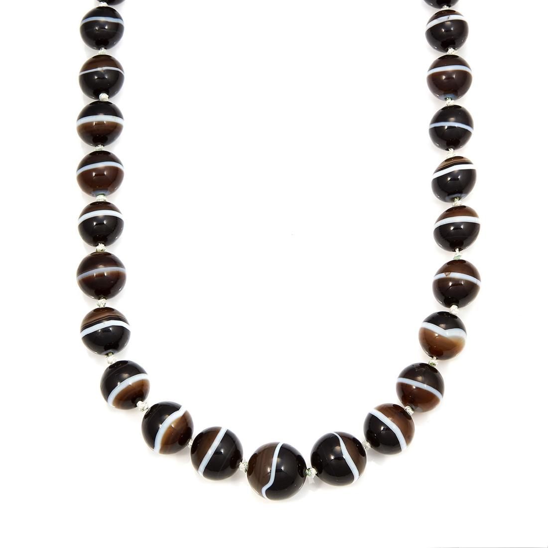 A BANDED AGATE BEAD NECKLACE comprising a single row of (1 of 1)