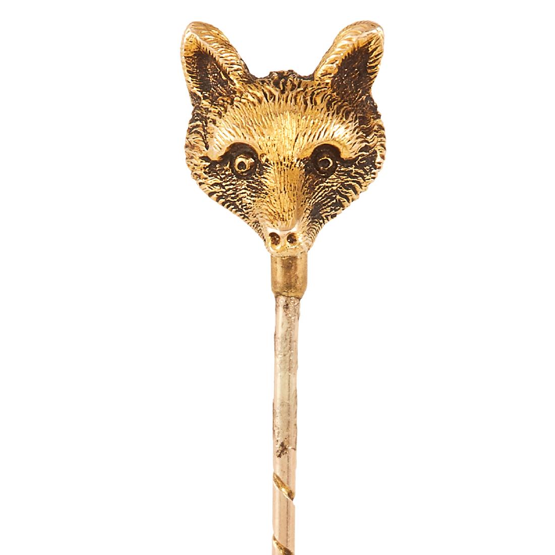 AN ANTIQUE FOX HEAD TIE PIN in yellow gold, depicting a (1 of 1)
