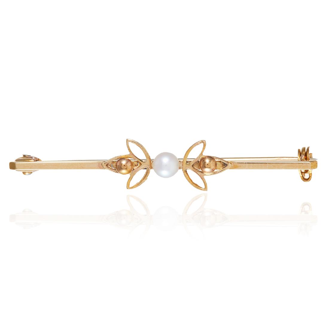 ANTIQUE PEARL BROOCH in yellow gold, set with a pearl: ANTIQUE PEARL BROOCH in yellow gold, set with a pearl in foliate motif, British hallmarks, 4.3cm, 1.6g.
