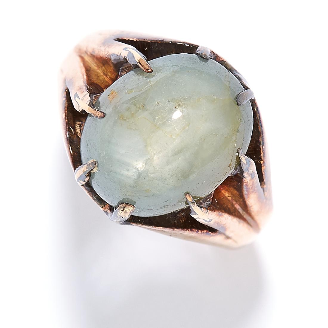 STAR SAPPHIRE DRESS RING in yellow gold, set with a (1 of 1)