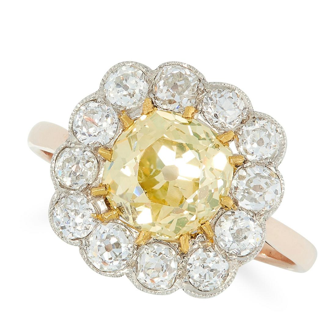 A FANCY YELLOW DIAMOND CLUSTER RING in yellow gold, set (1 of 1)