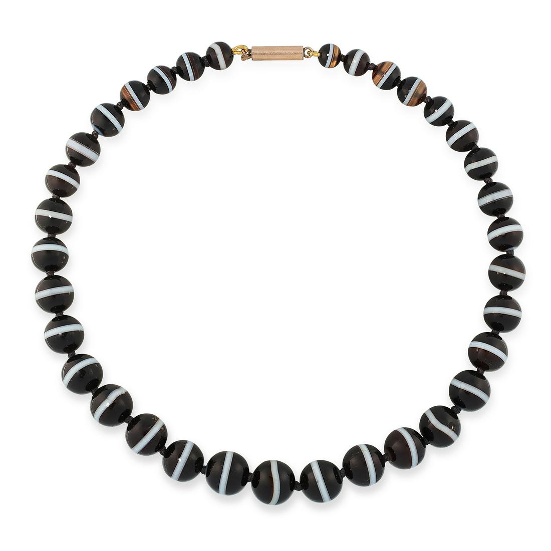 AN ANTIQUE BANDED AGATE BEAD NECKLACE in yellow gold, (1 of 1)