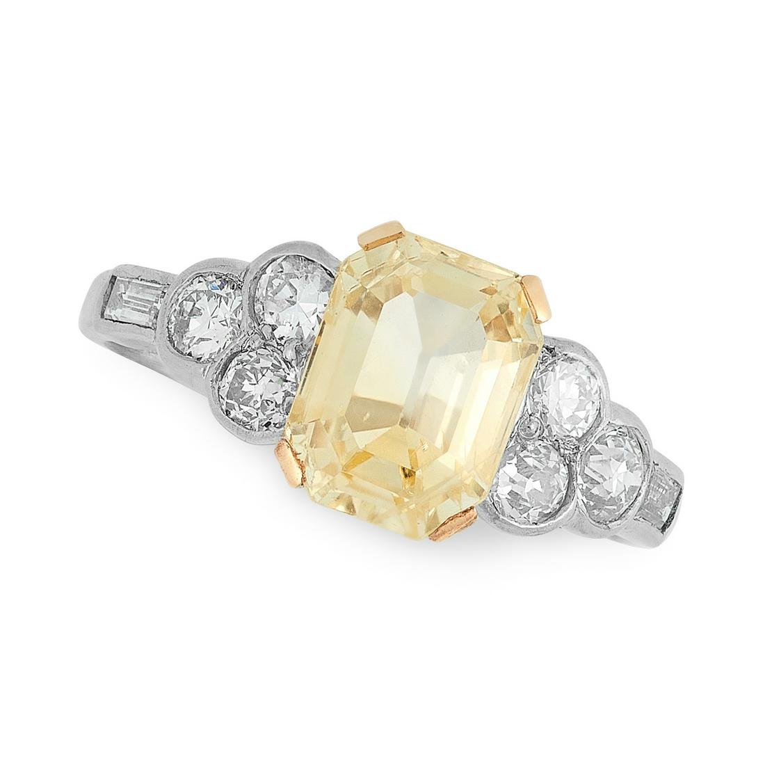 A YELLOW SAPPHIRE AND DIAMOND RING in platinum, set (1 of 1)