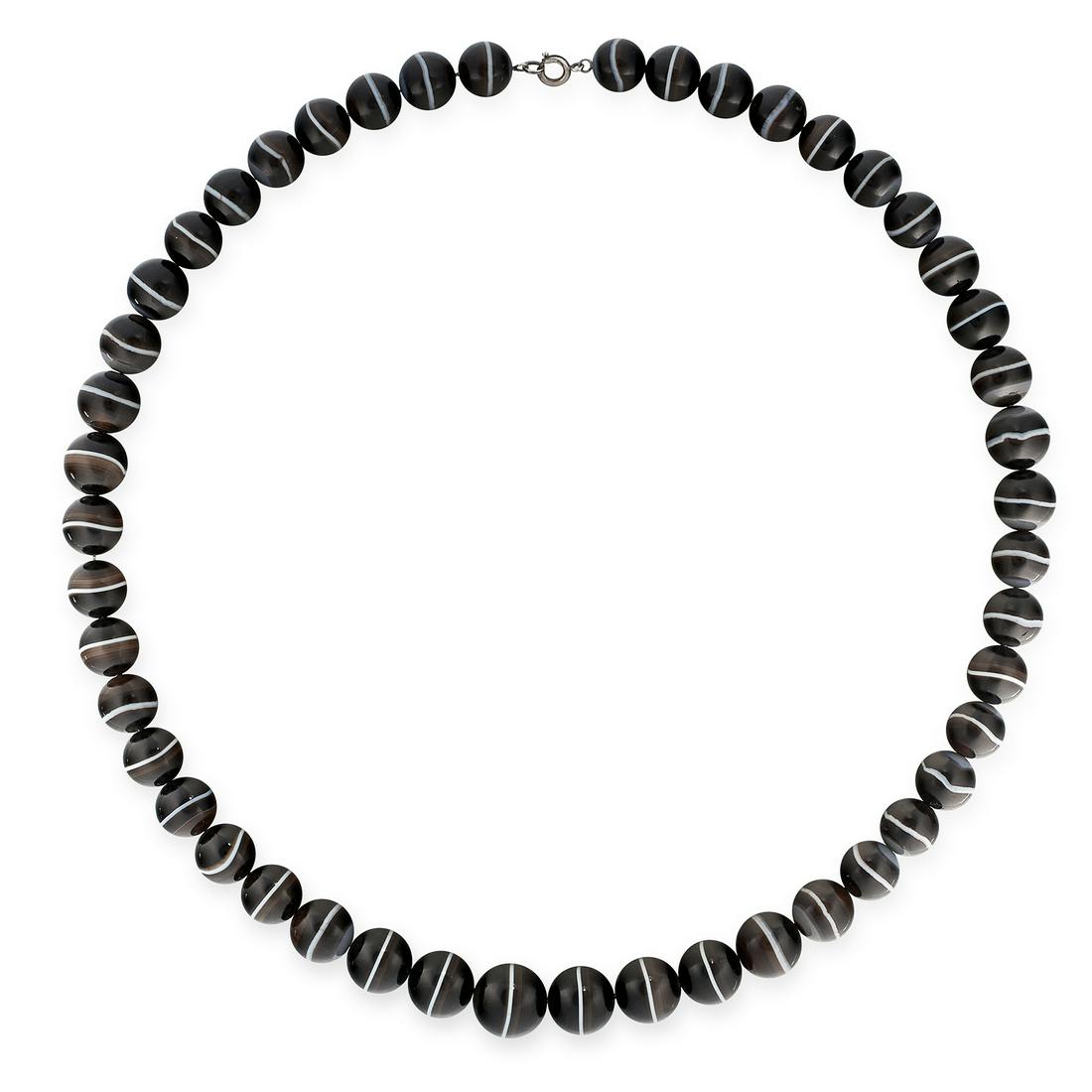 A BANDED AGATE BEAD NECKLACE comprising of a single row (1 of 1)
